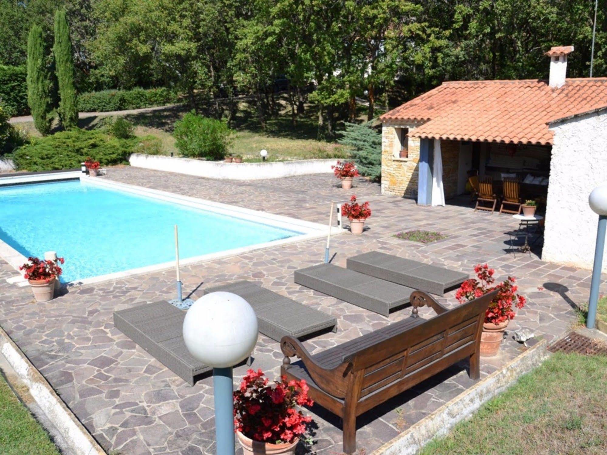 La Deviniere Hotell Donzère Exteriör bild
