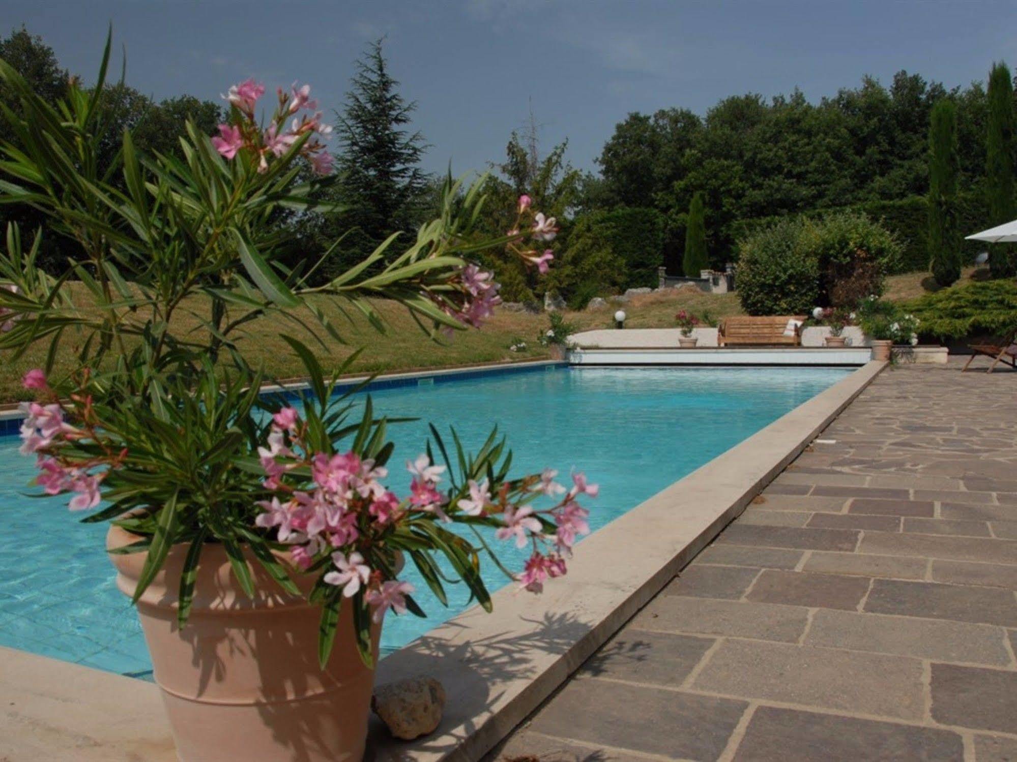 La Deviniere Hotell Donzère Exteriör bild
